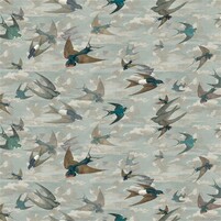 bedruckter Designerstoff aus Baumwolle mit dem Motiv von Schwalben: CHIMNEY SWALLOWS SKY BLUE - FJD6009/01 von JOHN DERIAN bei ARTE FRESCA