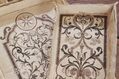 Detailansicht der Dekotabletts mit ihrem Ornamentschmuck