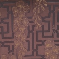 Detailansicht des Stoffes MAJA, Farbton BRONZE (florales und geometrisches Jugendstilmuster)