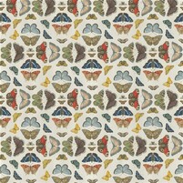 Designerstoff aus Baumwolle mit dem Motiv von Schmetterlingen: MIRRORED BUTTERFLIES PARCHMENT - FJD6016/01 von JOHN DERIAN bei ARTE FRESCA