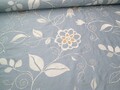 englischer Seidenstoff mit gesticktem floralem Motiv MOREEN AQUA