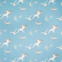 Detailansicht des englischen Stoffs SWALLOWS, Farbton WEDGWOOD, bei ARTE FRESCA