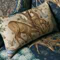 Stoff THE BROOK TAPESTRY LINEN als Kissenstoff in einem Sessel mit THE BROOK TAPESTRY BLUE