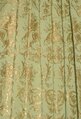Stoff VILLA BORGHESE UCELLI ALMOND GREEN im Faltenwurf als Vorhangstoff