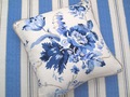 Blau-weies Kissen aus dem englischen Landhausstoff VICTORIA LINEN PORCELAIN BLUE